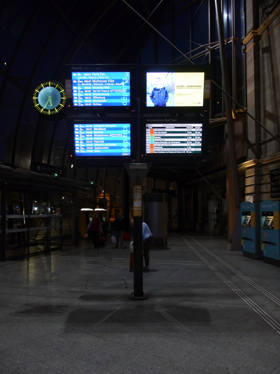 Frühmorgens nach Ankunft der allerersten planmäßigen Tram ab Kehl-Bahnhof nach Strasbourg. Info-Anzeige für Zug, Tram und Bus, ab sofort mit Tram D nach Kehl.
Strasbourg Gare-Centrale 2017-04-29