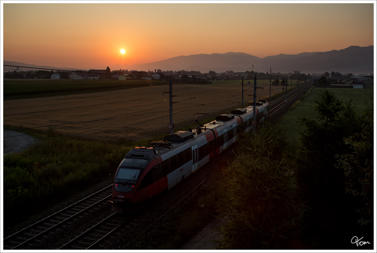 Frühmorgens um 05:49, fährt 4024 121 als REX 1750 von Neumarkt nach Graz. 
Zeltweg 19.7.2014
