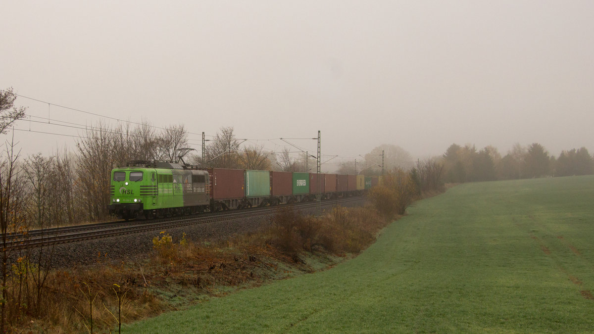 Frühnebel am 14. November 2018 in Syrau am ehem. Po. 81. Ein Containerzug mit 151 138-5 ist auf dem Weg nach Hof Hbf. 