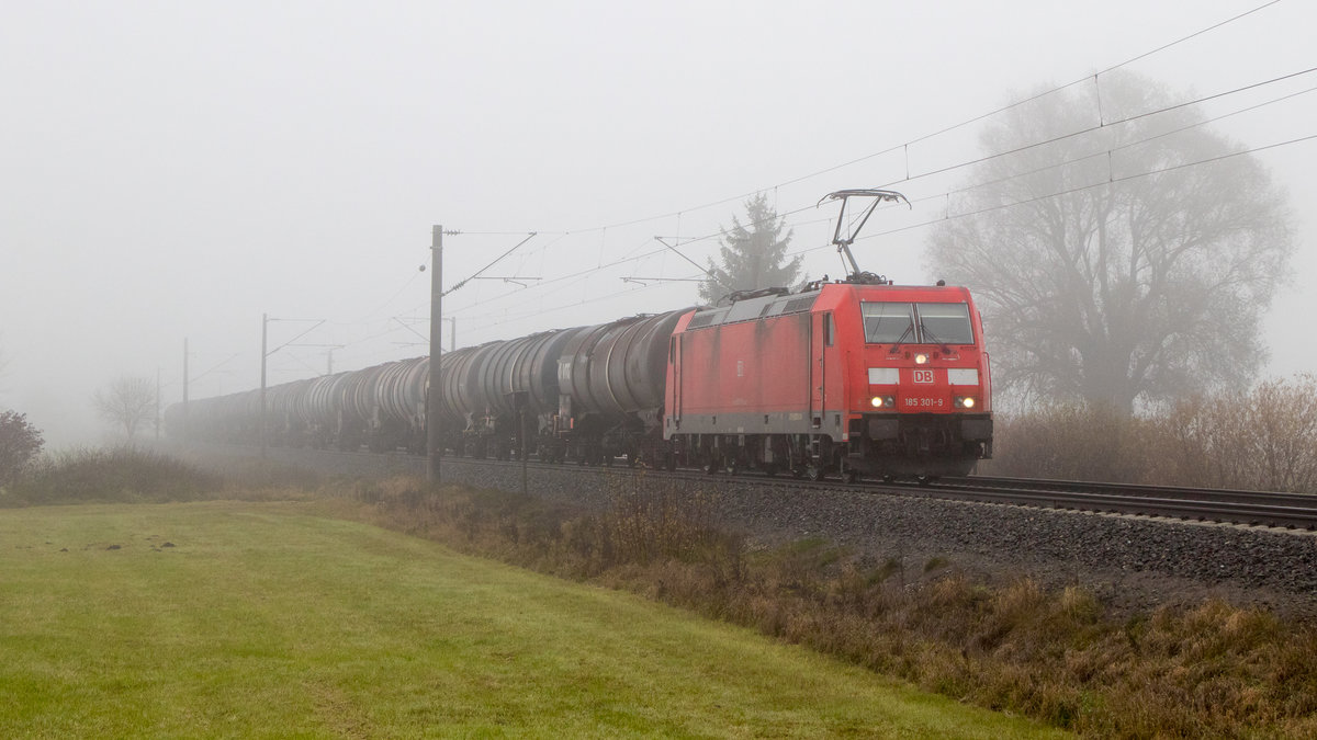 Frühnebel bei Laubenzedel. Zu sehen ist 185 301-9 mit einem Kesselzug. Die Aufnahme stammt vom 20. November 2019.