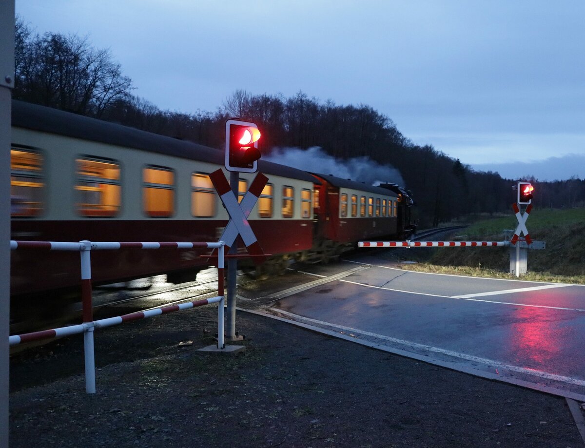 Frühzug passiert BÜ Sternhaus Haferfeld.  30.12.2021 08:01 Uhr.