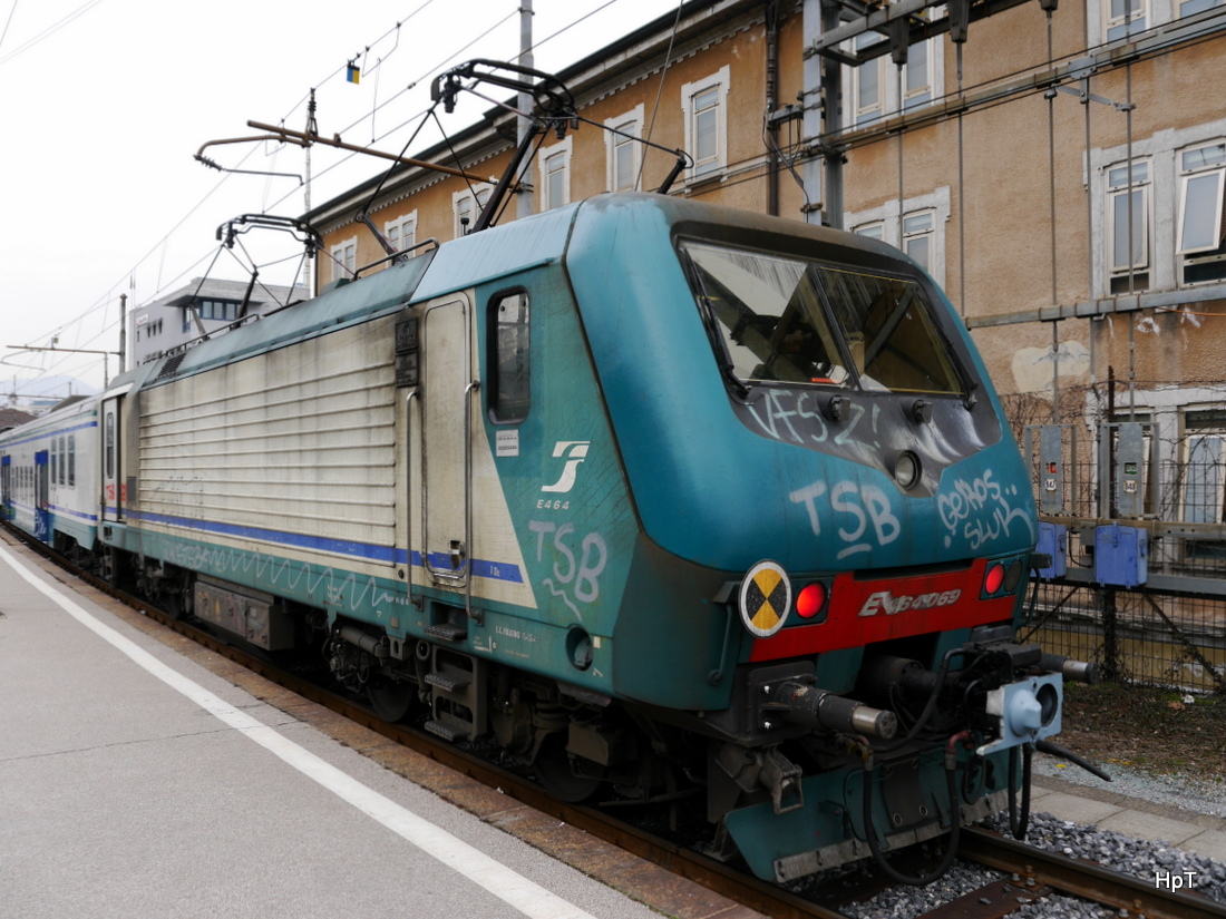 FS / TRENORD - E-Lok 464.069 im SBB Bahnhof Chiasso am 27.02.2015