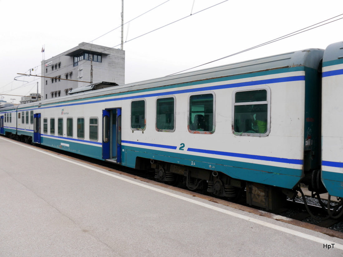 FS / TRENORD - Personenwagen 2 Kl. nB 50 83 20-39 232-9 im SBB Bahnhof von Chiasso am 27.02.2015