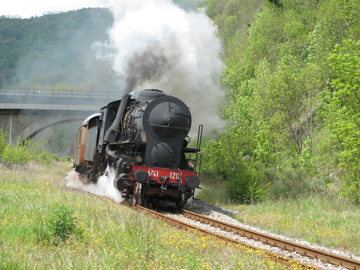 FS 741.120 bei einer DGEG-Sonderfahrt am 23. April 2014 in Crespino del Lamone. Das zu der Aufnahme passende Video ist in meinem Kanal unter
http://www.youtube.com/watch?v=PghVeJw4xHw&feature=share&list=UUZMo-4XPJc9JmryyCVRkXEA&index=1
zu finden.