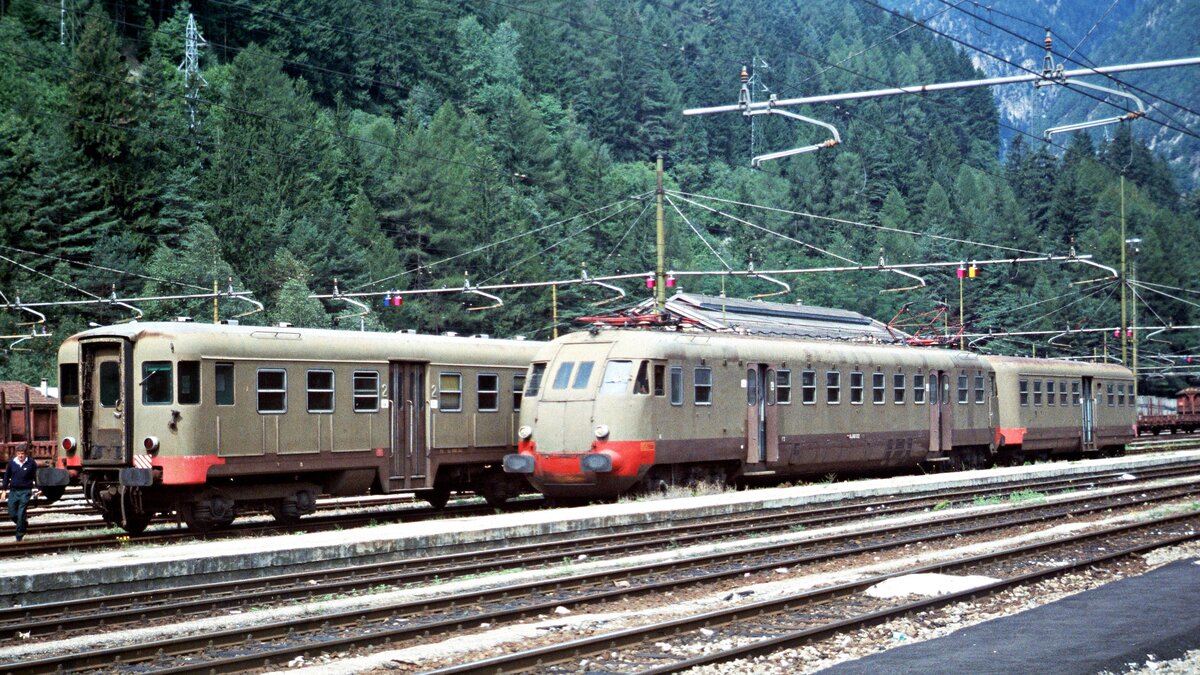 FS ALe 840 012 mit Beiwagen Le 640 XXX, dahinter eine weitere Garnitur aus Le 640 und ALe 840 (verdeckt) (Bahnhof Fortezza/Franzensfeste, 02.09.2001); digitalisiertes Dia.