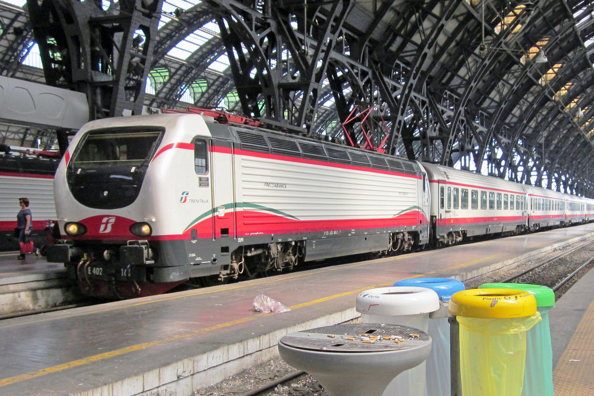 FS E 402 160 steht am 1 Juli 2013 in Milano Centrale.