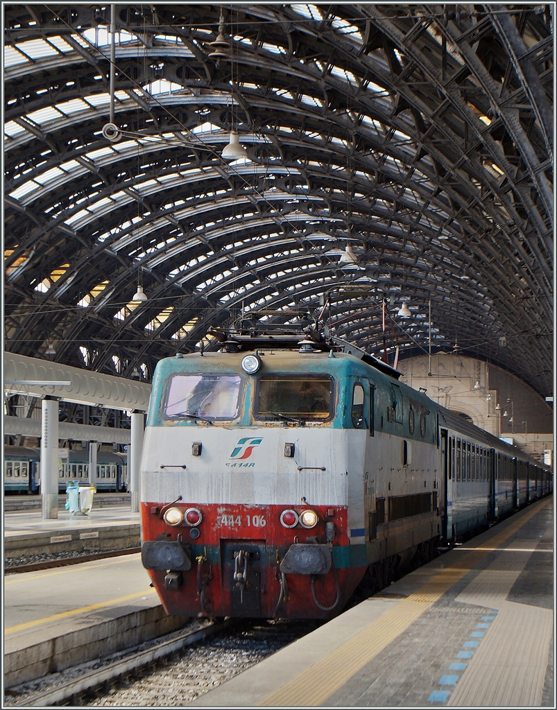 FS E 444 106 in Milano Centrale. 
5. Mai 2014