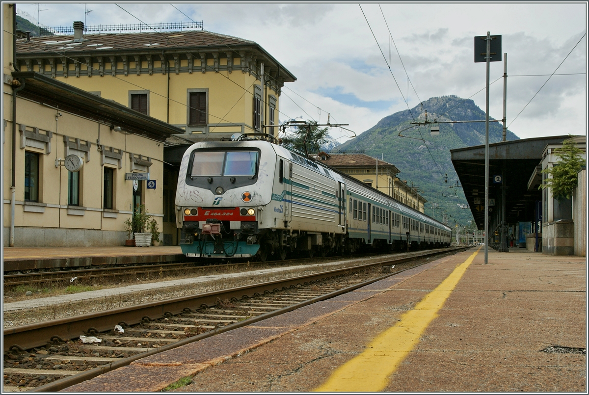 FS E 464 324 mit einem Regionalzug in Domodossola.
22. Mai 2013