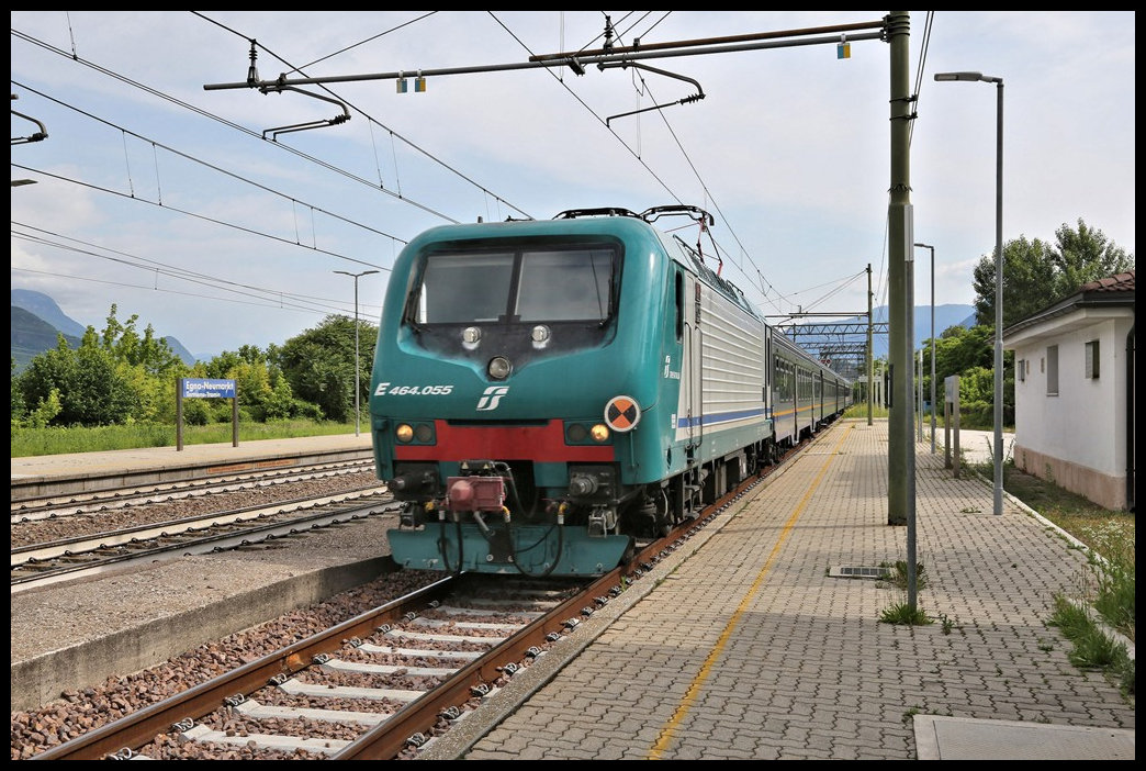 FS E 464.055 rollt hier am 31.5.2022 um 9.42 Uhr mit einem Regionalzug aus Bozen kommend an den Hausbahnsteig des Bahnhof Egna / Neumark.