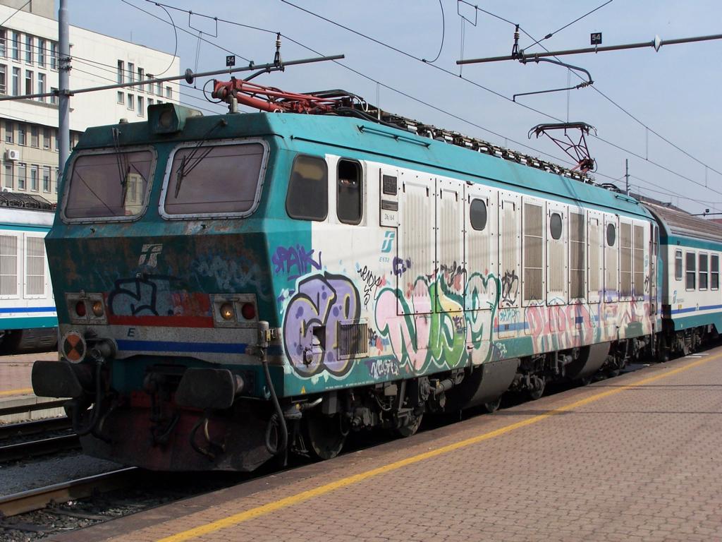 FS E 632-018 am 26.05.2006 im Bahnhof von Turin