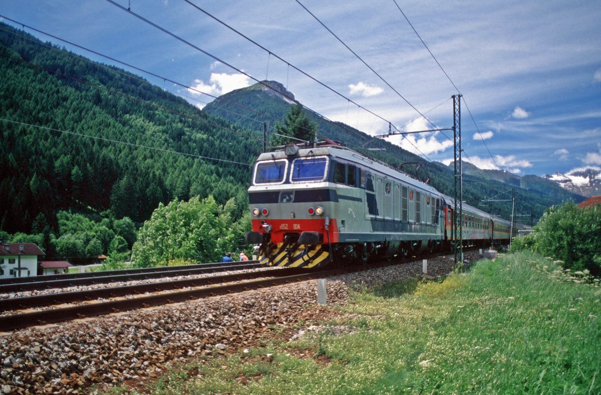 FS E 652 004 mit Regionalzug in Richtung Bozen (zwischen Gossensaß und Südportal des Aster Tunnels, 23.07.1999); digitalisiertes Dia.