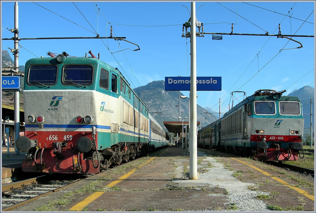 FS E 656 459 und E 633-046 mit Regionalzügen nach Novara (links) und Milano P.G. (rechts) am 10. September in Domodossola. 