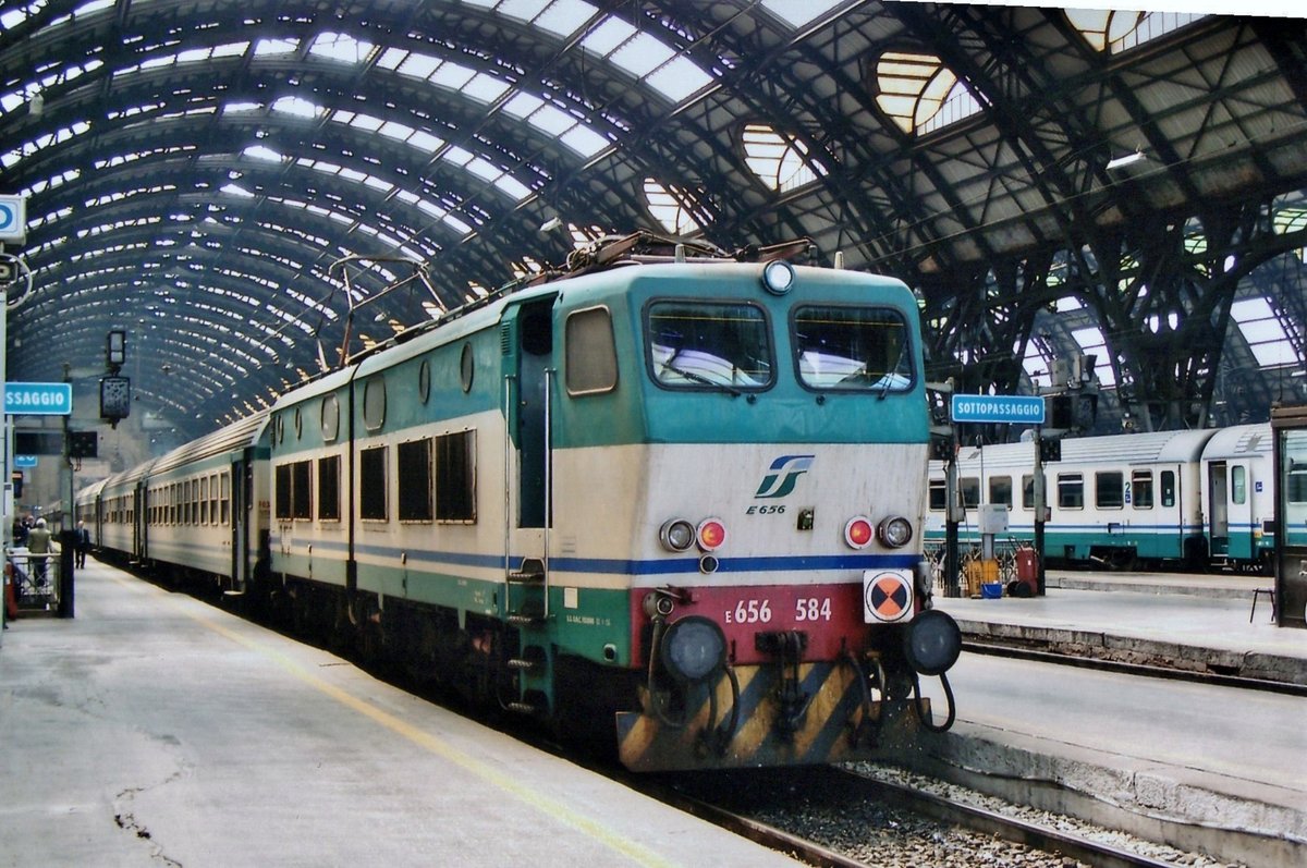 FS E 656 584 steht am 18 Mai 2010 in Milano Centrale.