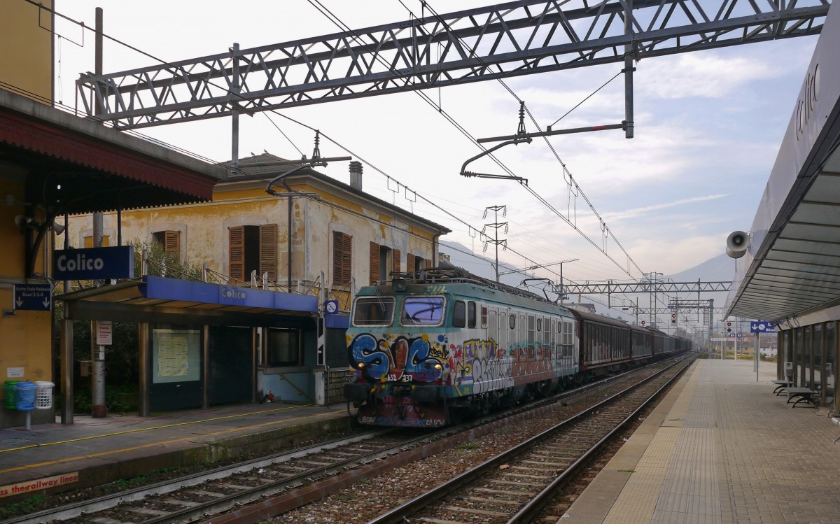 FS-E652 137 fährt mit einem Güterzug ins  Veltlin / Valtellina Richtung Sondrio.

2015-11-17  Colico 