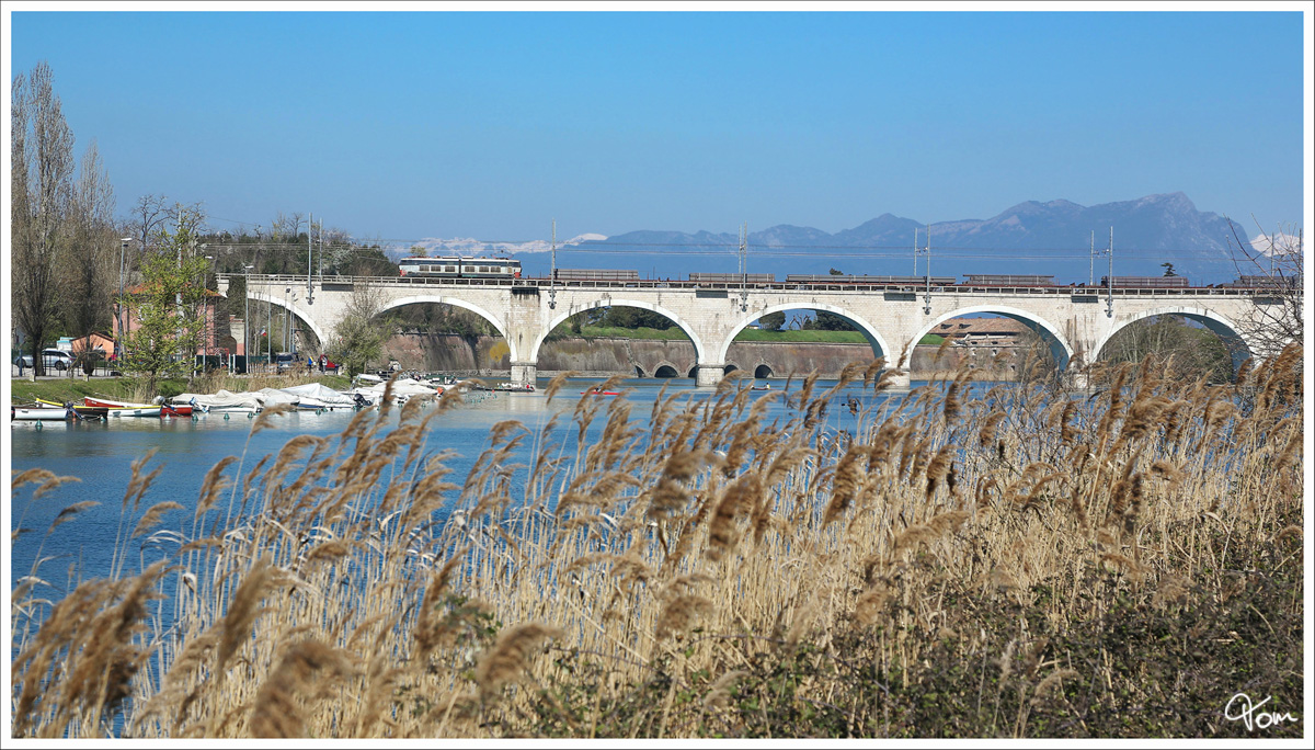 FS E655 zieht einen Güterzug über den Fluß Minico in Peschiera del Garda. 
24_03_2016