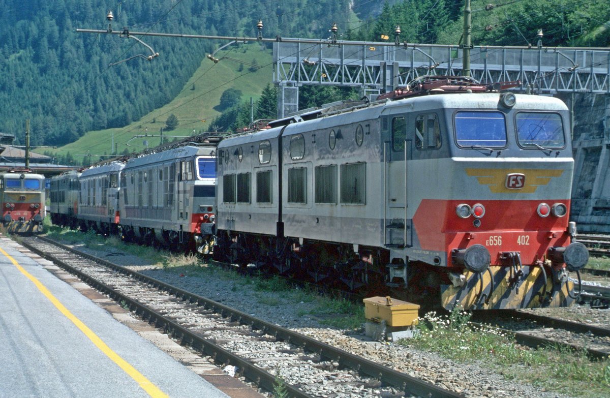 FS E.656 402, dahinter 3 unbekannte FS E.656er, links daneben FS E.656 XXX (Bahnhof Brennero/Brenner, 04.08.1999); digitalisiertes Dia.