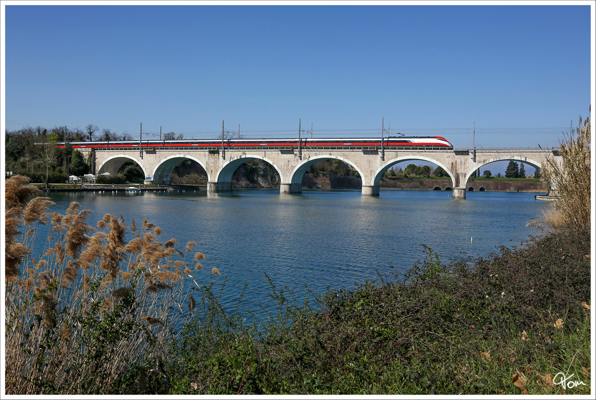FS ETR 500 Frecciarossa (Roter Pfeil) quert den Fluß Minico in Peschiera del Garda. 24_03_2016