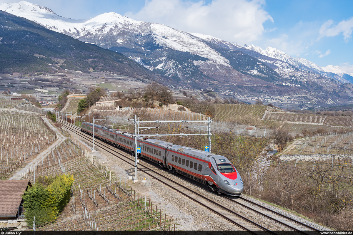 FS ETR 610 als EC 37 Milano Centrale - Sion am 21. März 2021 zwischen Salgesch und Sierre.