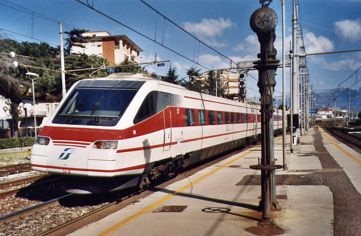 FS ETR460, Einheit 34B, im Bahnhof Viareggio, 4.4.2003.