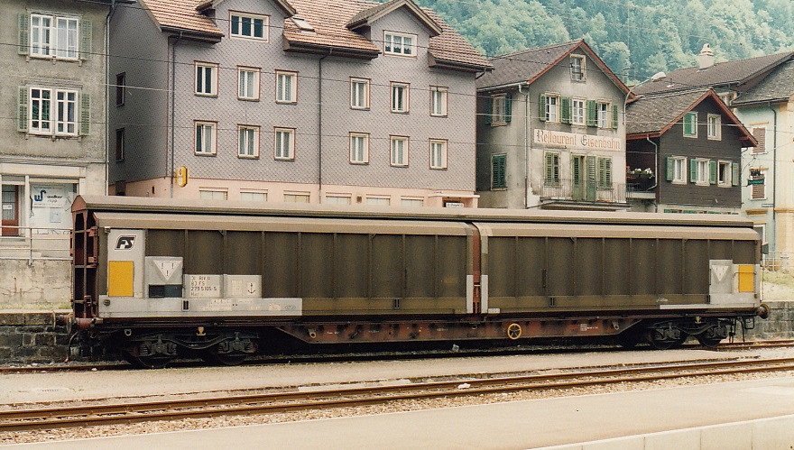 FS Schiebewandwagen mit britischem Lichtraumprofil wurde im SBB Bhf Erstfeld abgestellt, Juni 1996