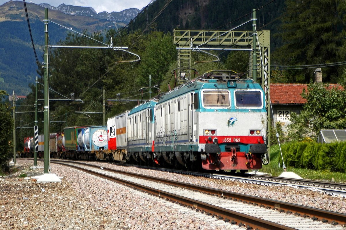 FS-Trenitalia E 652 062 und eine unbekannte E 652 mit KLV-Zug in Richtung Verona (Campo di Trens/Freienfeld, 03.09.10). Die Front wurde z. T. digital gereinigt.