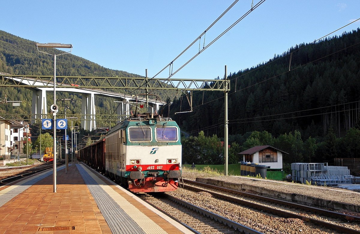 FS-Trenitalia E 652 087 mit offenen Güterwagen in Richtung Brenner (Colle Isarco/Gossensaß, 01.09.10). Die Front wurde z. T. digital gereinigt.
