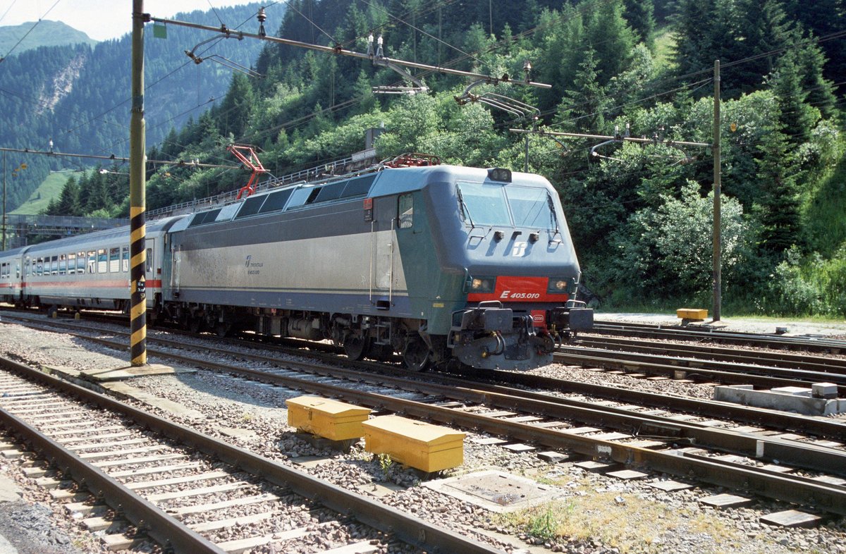 FS-Trenitalia E.405 010 verlsst mit einem aus DB-Wagen gebildeten EC den Bahnhof Brennero/Brenner in Richtung Bolzano/Bozen (28.06.05); digitalisiertes Dia.
