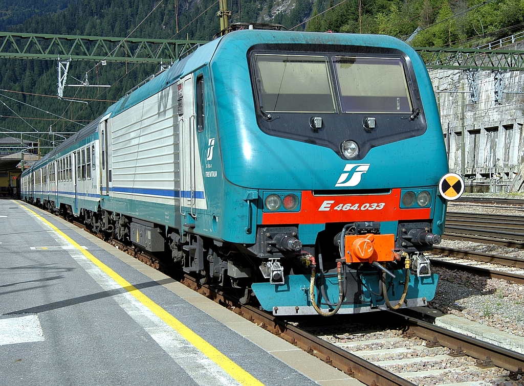 FS-Trenitalia E.464 033 steht am 03.09.07 mit einem Regionalzug im Bahnhof Brennero/Brenner f�r die n�chste Fahrt nach Merano/Meran bereit.