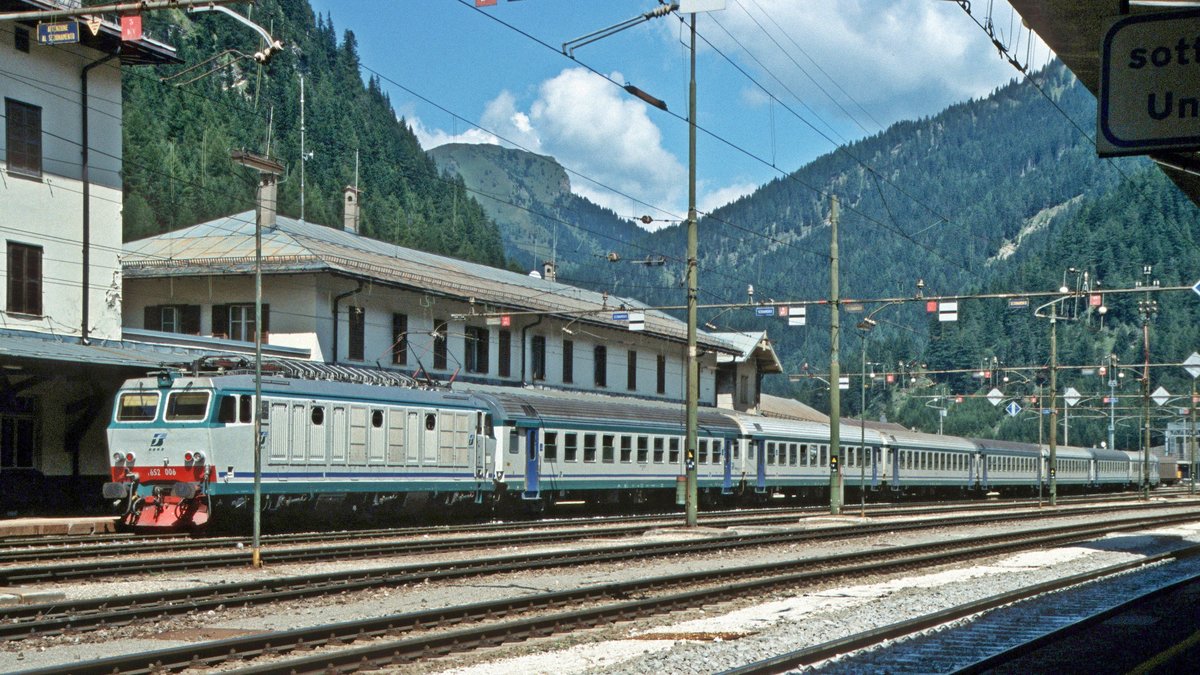 FS-Trenitalia E.652 006 mit einem Regionalzug wartet auf die Abfahrt in Richtung Bolzano/Bozen (Bahnhof Brennero/Brenner, 23.08.2001); digitalisiertes Dia.