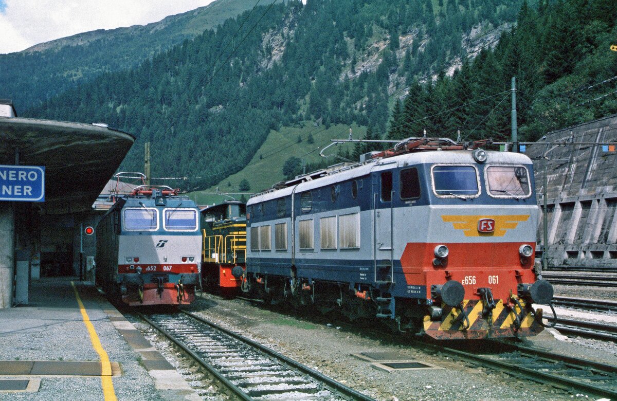 FS-Trenitalia E.652 067, E.656 061 und eine D 245 stehen bereit fr nchste Aufgaben (Brennero/Brenner, 21.08.2001); digitalisiertes Dia