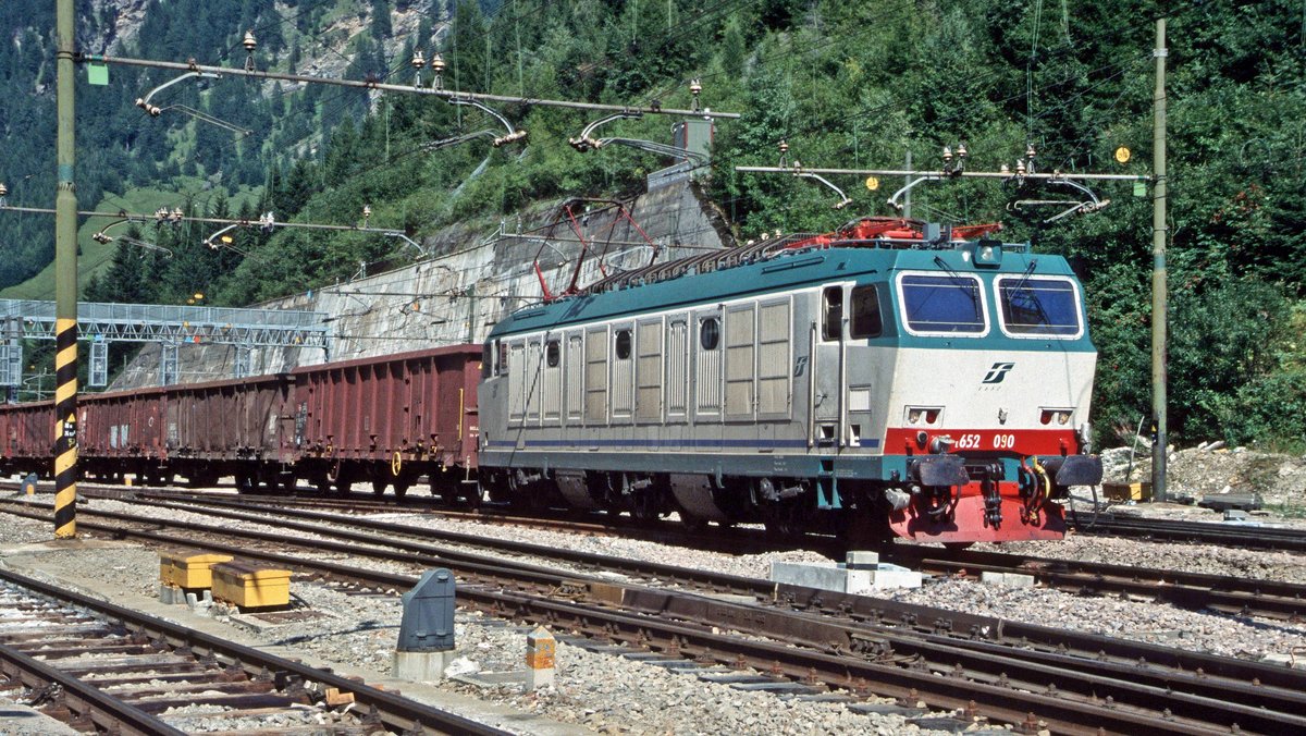FS-Trenitalia E.652 090 verlsst mit einem mit Gterzug den Bahnhof Brennero/Brenner in Richtung Bolzano/Bozen (23.08.01); digitalisiertes Dia.