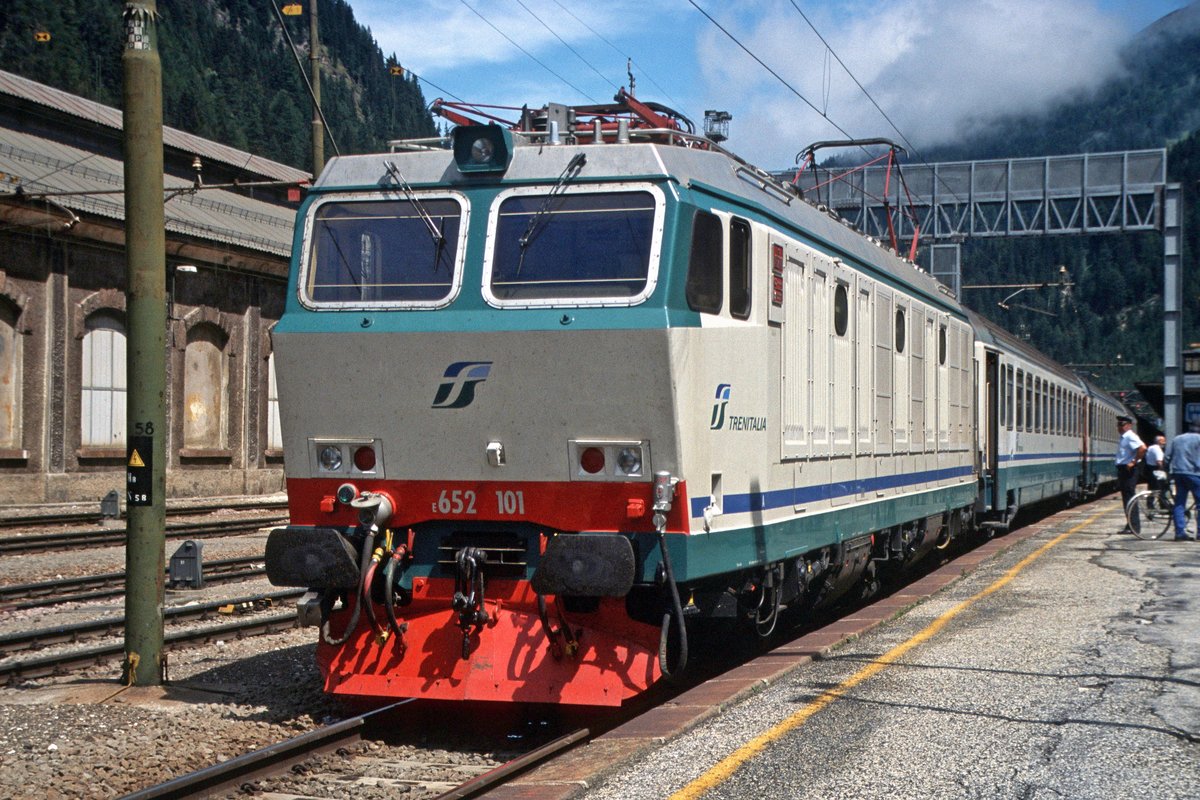 FS-Trenitalia E.652 101 wartet mit einem EC auf die Abfahrt in Richtung Bolzano/Bozen (Bahnhof Brennero/Brenner, 23.07.03); digitalisiertes Dia.