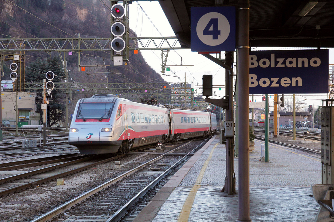 FS-Triebzug (Fahrzeugnummer und Fahrzeugtyp unbekannt) // Bahnhof Bozen // 8. Dezember 2016