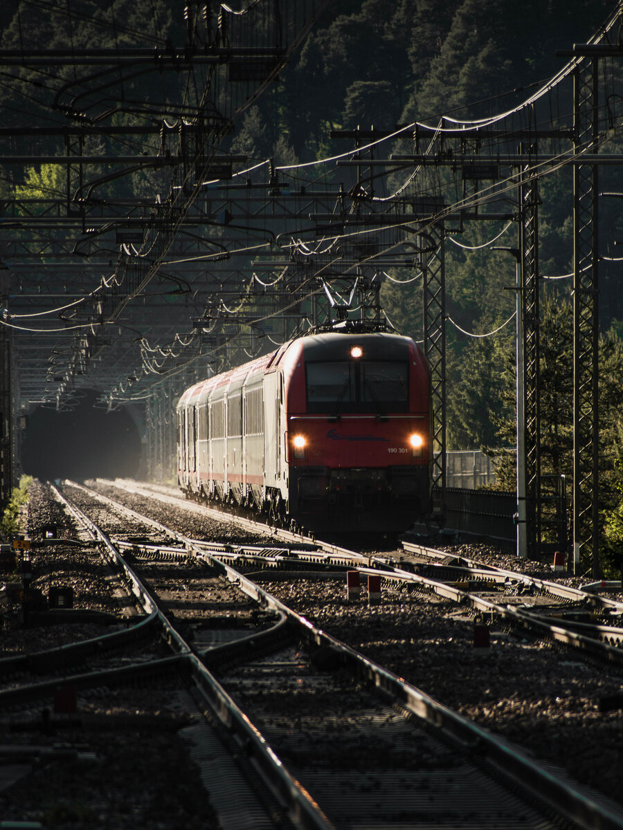 FUC 190 301 erreicht am 23.05.2026 mit dem MI.CO.TRA auf der Fahrt nach Villach den Bahnhof Ugovizza-Valbruna.
 
Zug: R 1818 / R 1822 / D 1822  MI.CO.TRA 
Laufweg: Trieste Centrale ➤ Monfalcone ➤ Palmanova ➤ Udine (ab hier weiter als R 1822) ➤ Gemona del Friuli ➤ Tarvisio Boscoverde (ab hier weiter als D 1822) ➤ Arnoldstein ➤ Villach Hbf