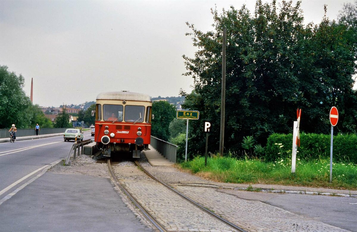 Fuchs-Schienenbus der WEG-Nebenbahn Vaihingen/Enz-Enzweihingen (Vaihinger Stadtbahn) am Ortseingang von Enzweihingen bei der Überquerung der Enz (der Schienenbus fährt in Richtung Bahnhof Enzweihingen) , 06.09.1984