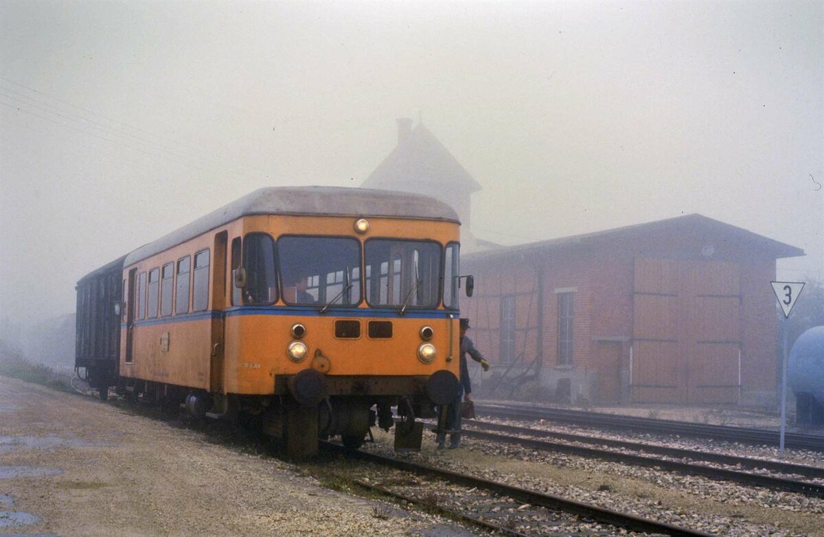 Fuchs-Schlepptriebwagen T 05 (gebaut 1956 und Fabriknummer 9055) der fr�heren WEG-Nebenbahn Amstetten-Gerstetten neben dem Depot Gerstetten an einem Nebeltag. Das Foto entstand am 02.11.1984.