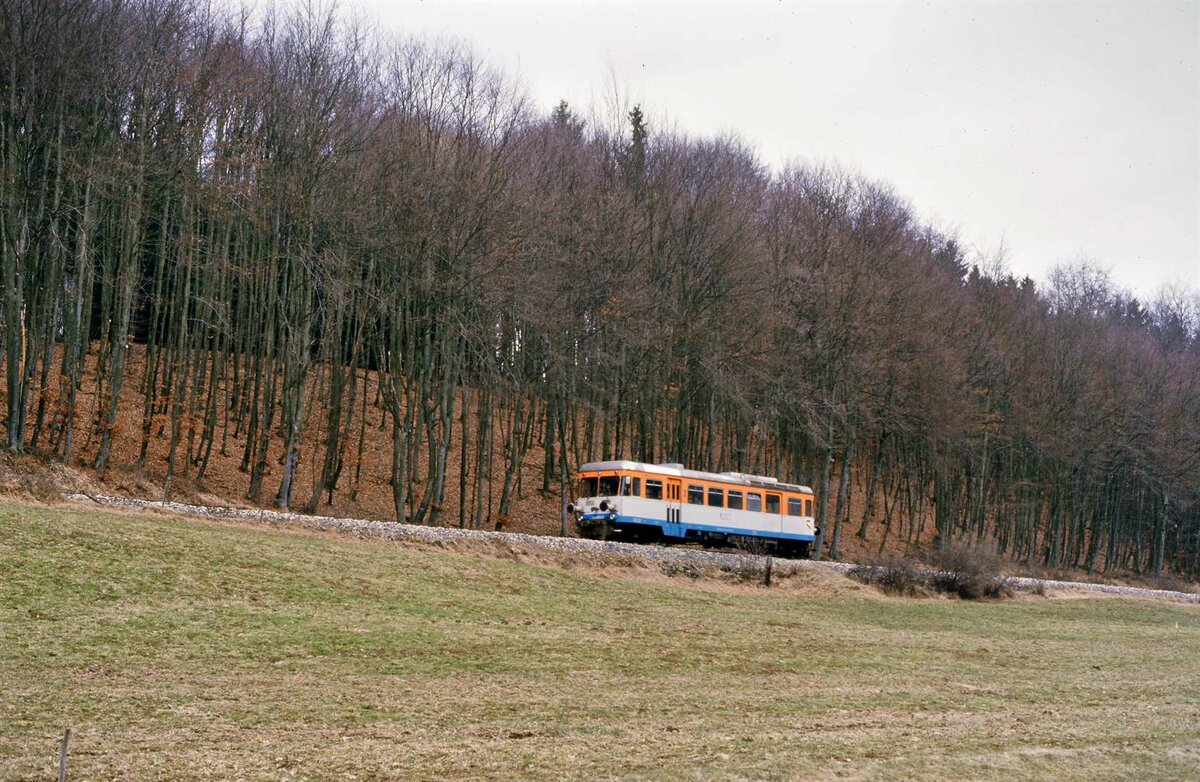Fuchs-Triebwagen (T 30 bzw. T 31 ?) auf der schmalspurigen  WEG-Nebenbahn Amstetten-Laichingen zwischen Oppingen und Amstetten, 01.04.1985
