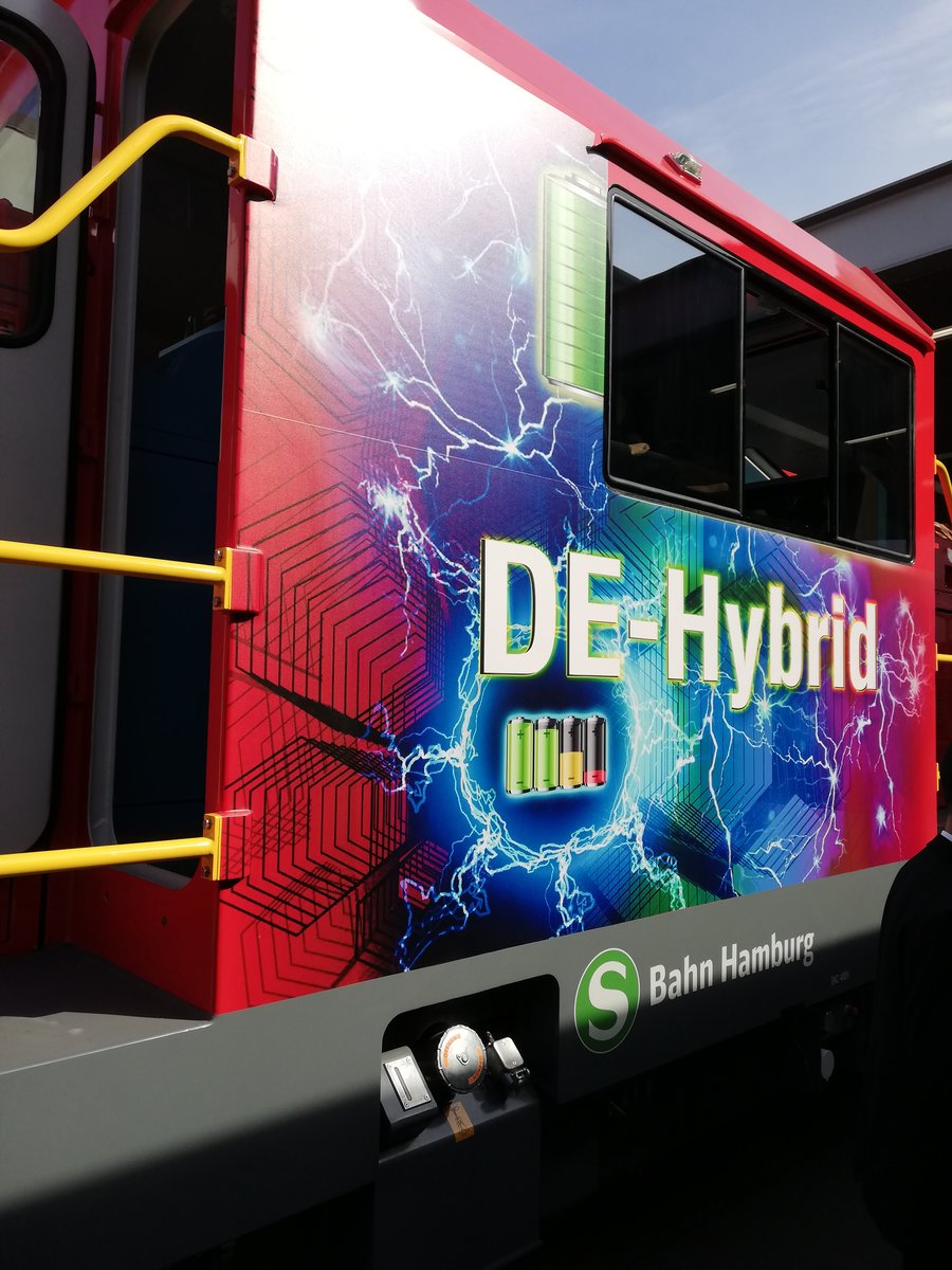Führerhausseite der neuen DB-Hybrid-Rangierlok für die Hamburger  S-Bahn. InnoTrans-Freigelände, Berlin , Publikumstag 23.9.2018. Der Hersteller CRRC bezeichnet sie übrigens als  AWC101 494 