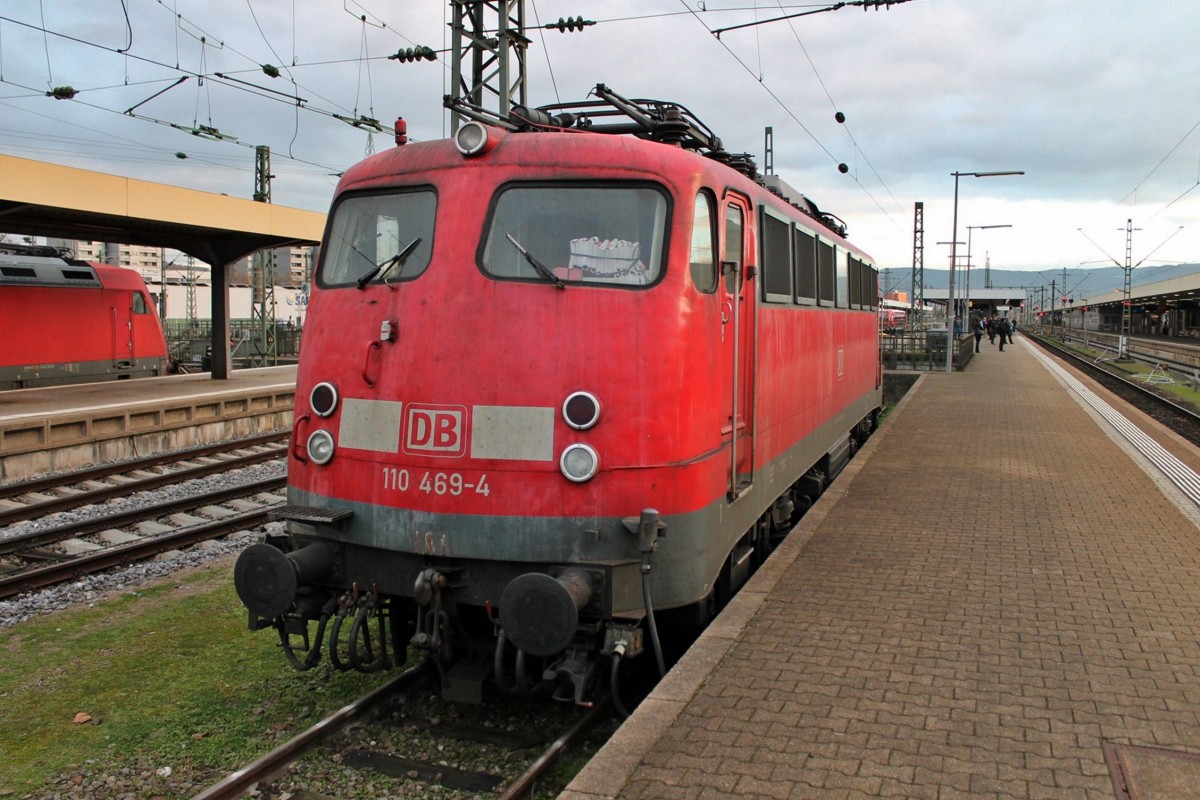 Führerstand 1 von 110 469-4, als sie am 05.12.2013 abgestellt in Basel Bad Bf stand. Im linken Bldrand ist 101 092-5 zu erkennen.