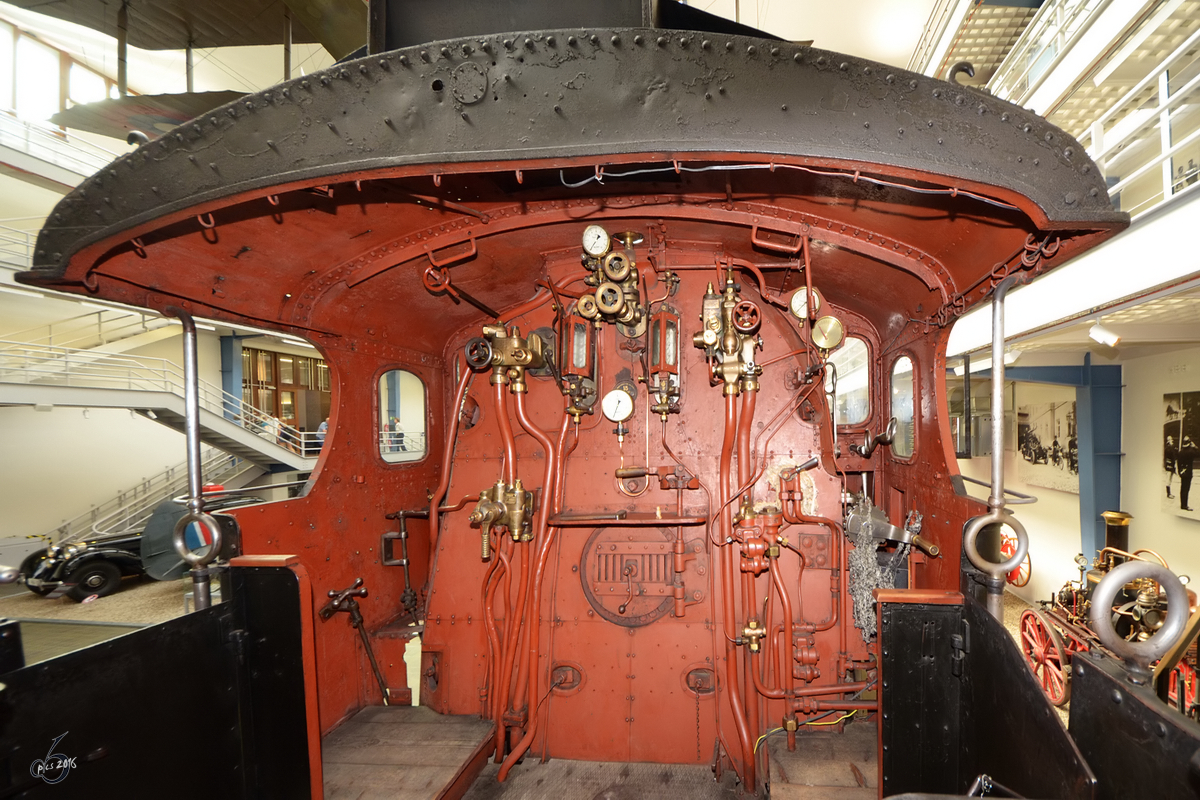 Führerstand der 375 007 im Technischen Nationalmuseum Prag (September 2012)