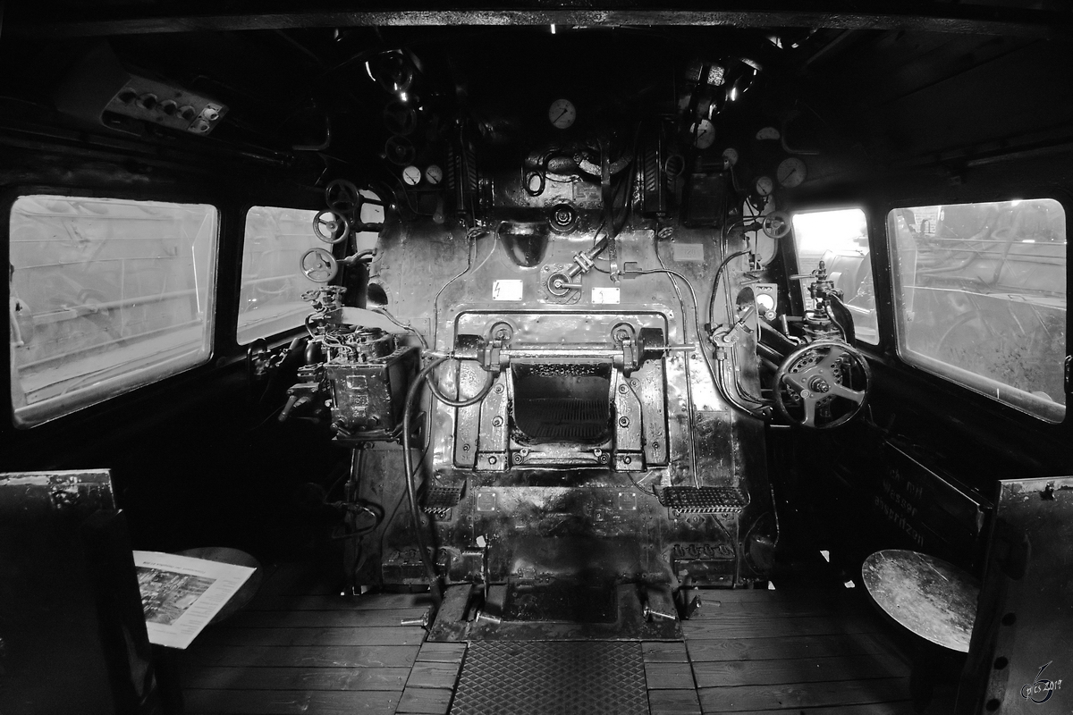 Führerstand der Dampflokomotive 01 008. (Eisenbahnmuseum Bochum, Juni 2019)