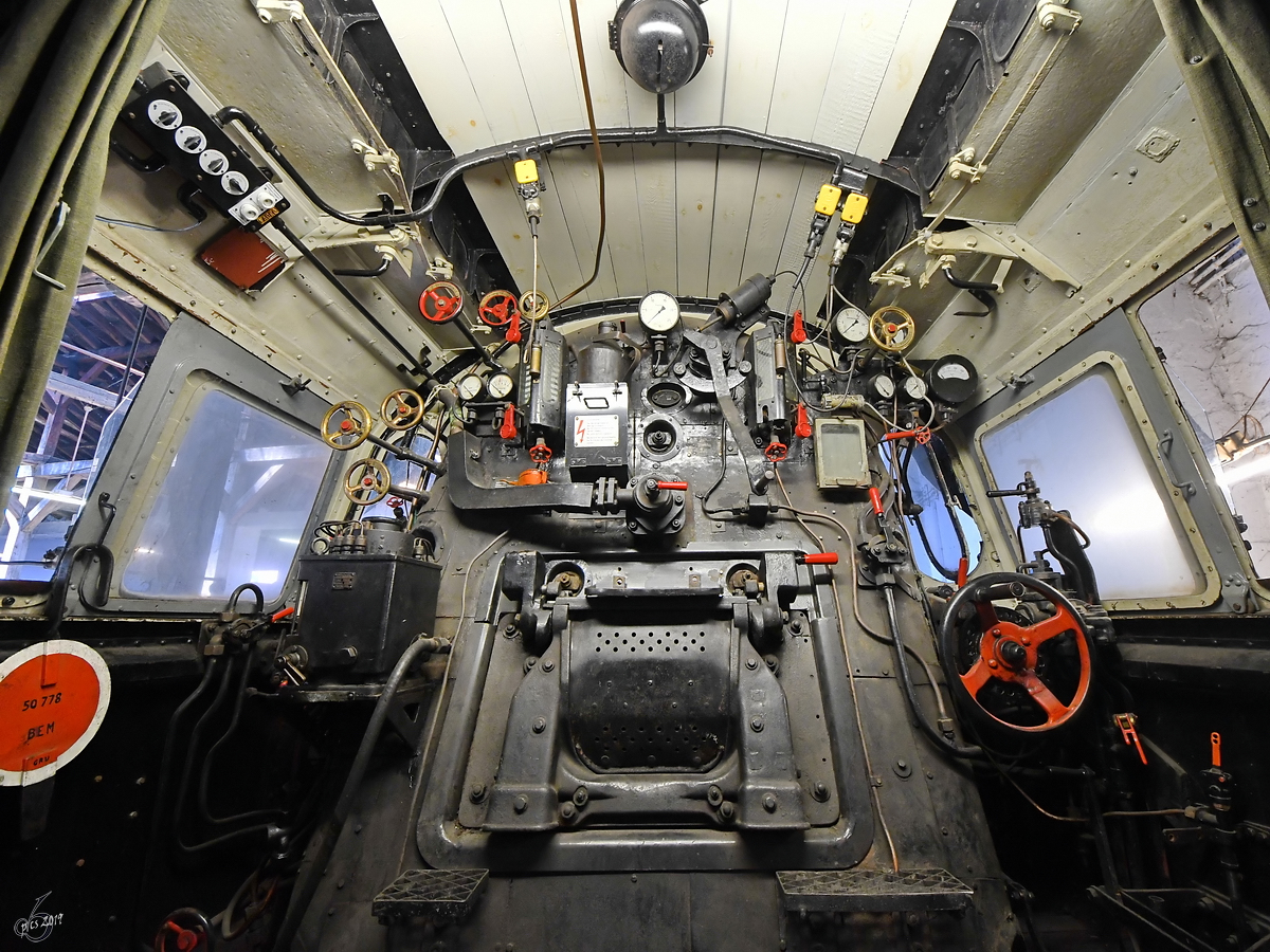 Führerstand der Dampflokomotive 50 778. (Bayerisches Eisenbahnmuseum Nördlingen, Juni 2019)