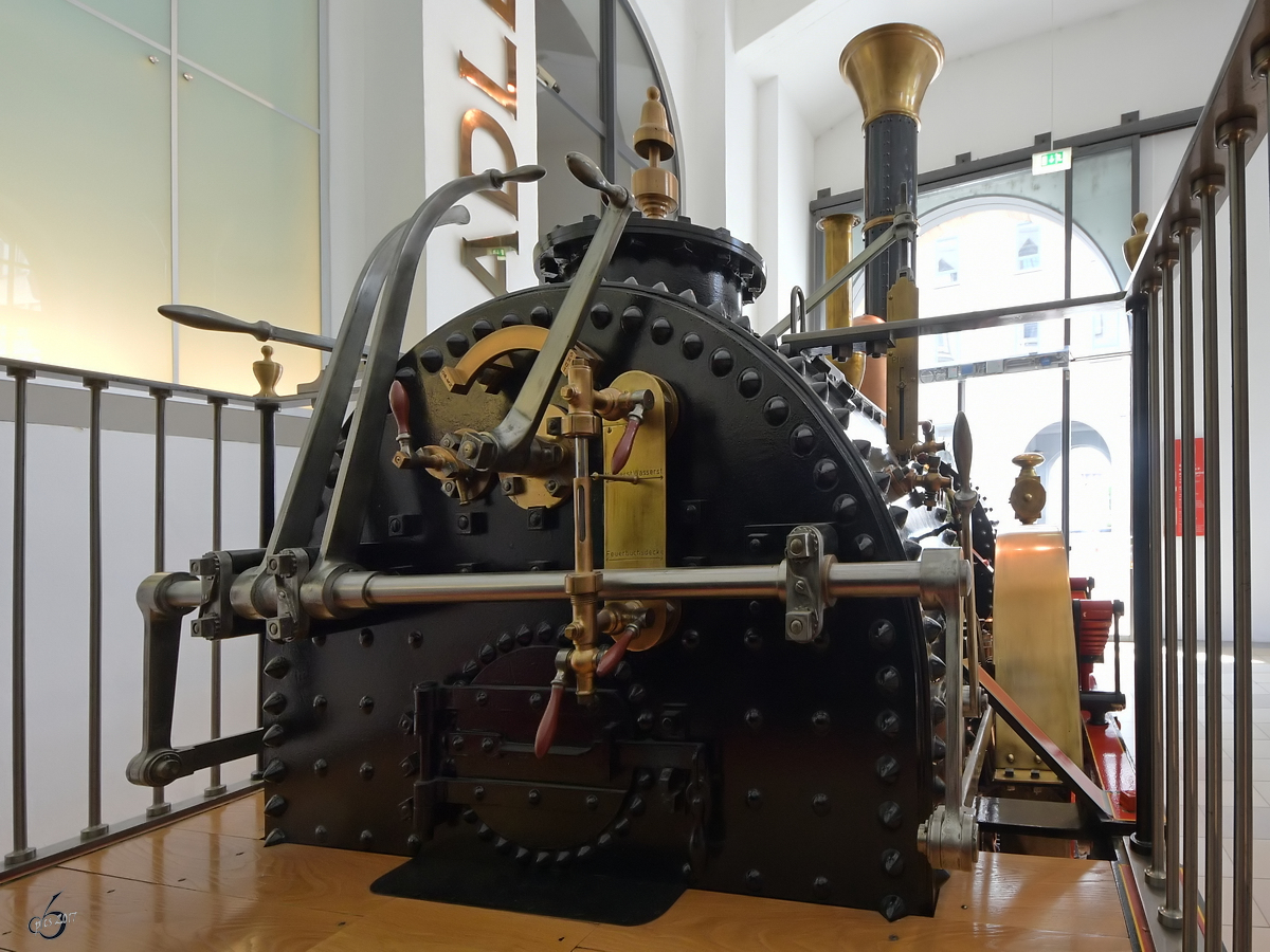 Führerstand eines 1952 von Lehrlingen der Deutschen Bundesbahn nachgebauten Adler´s. (Verkehrsmuseum Nürnberg, Mai 2017)