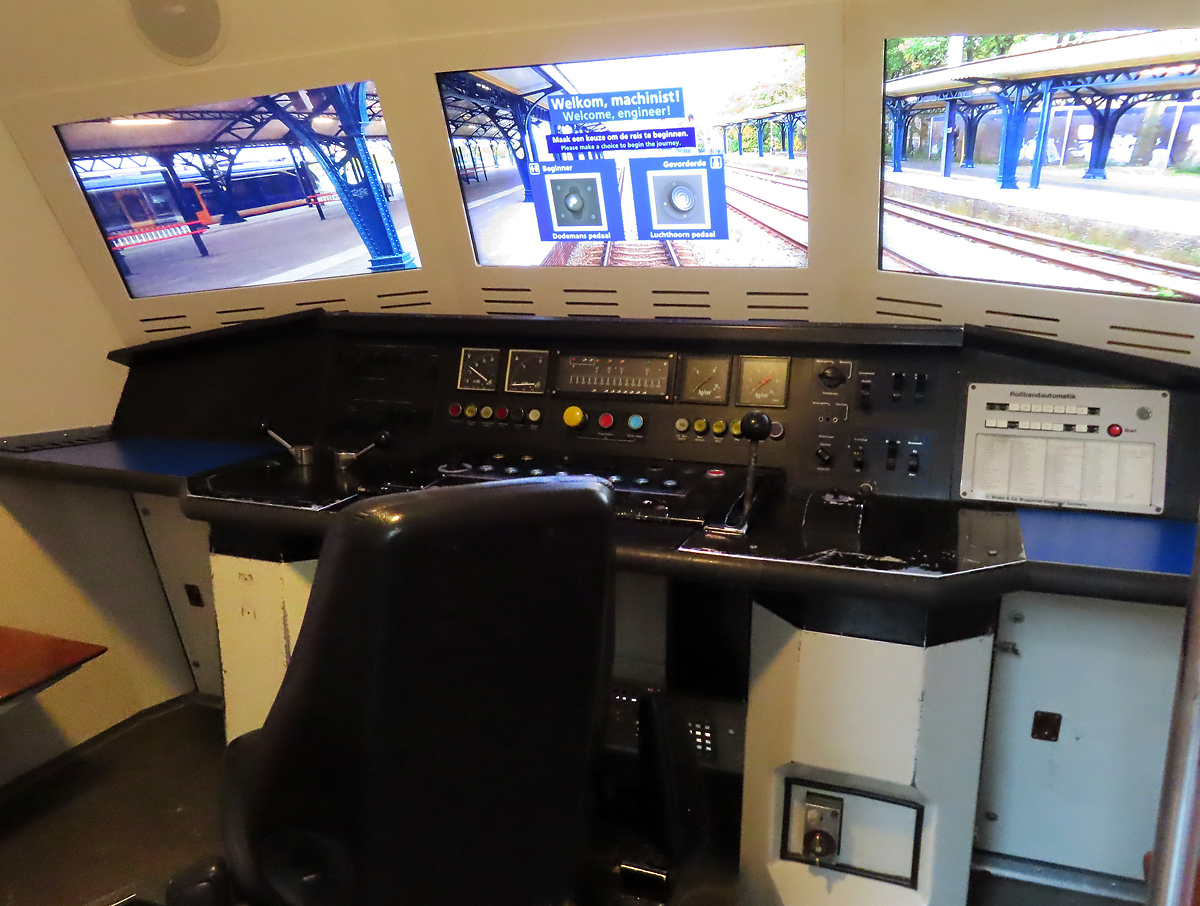 Führerstand im Fahrsimulator im Nederlands Spoorwegen Museum in Utrecht. Utrecht, 7.3.2023