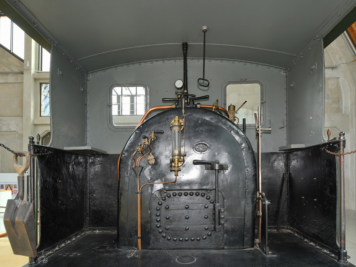 Führerstand der  Landwührden , welche die erste Lokomotive der Firma Krauss war. (Verkehrszentrum des Deutsches Museums München, August 2020) [Genehmigung liegt vor]