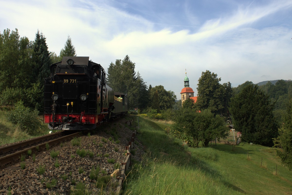 Führerstand voran geht es mit Der Dampflok 99 731 von Jonsdorf nach Oybin. Hier gerader vorbei an der Kirche von Jonsdorf. Aufgenommen am 20.08.2015