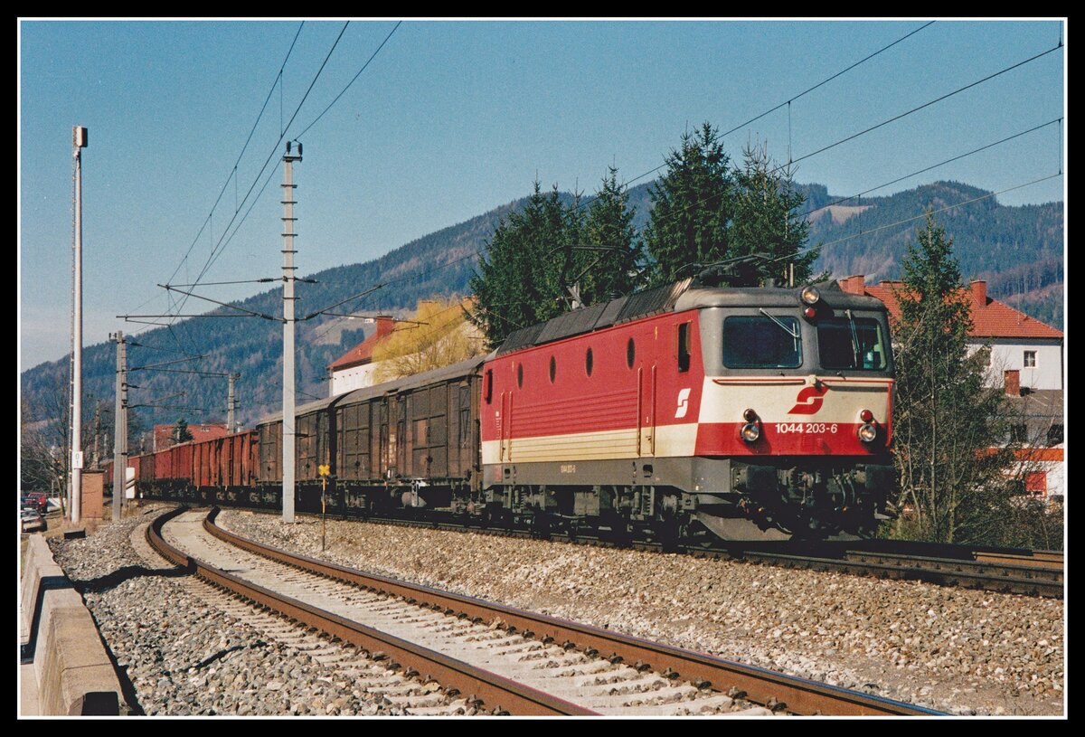 Fünf 1044er der ÖBB erhielten die sogenannte Schachbrettlackierung.(1044 92,117,201,202,203)
Heute fahren nur noch die 1144.092 und 1144.117 in diesem Design. Die anderen drei wurden in der Zwischenzeit der aktuellen Lackierung angeglichen.Am 12.03.2002 war die 1044 203 noch als Schachbrett unterwegs und zieht den G44714 in der Abzweigung Bruck/Mur Stadtwald Richtung Osten. 