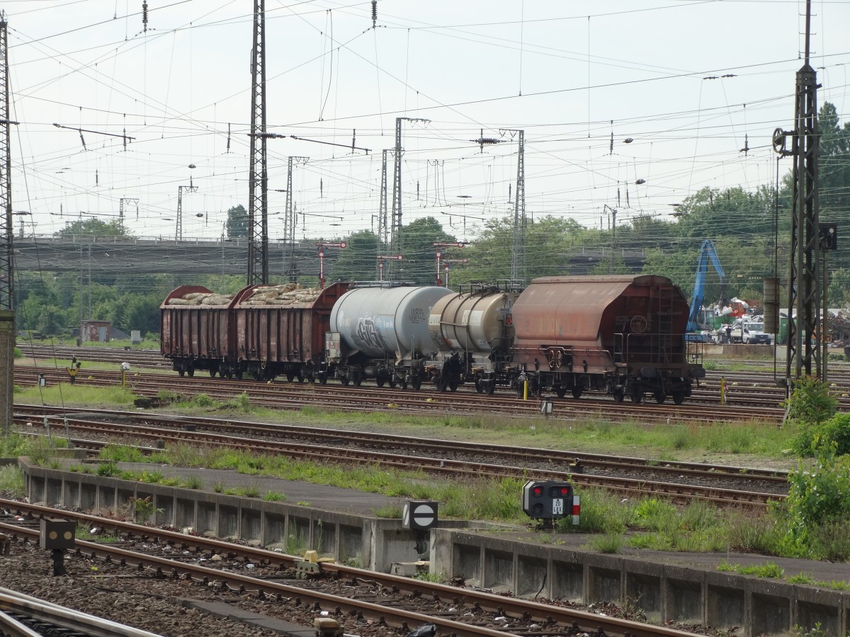 Fünf Güterwagen stehen am 06.05.14 in Hanau Hbf  vom Bahnsteig aus Fotografiert