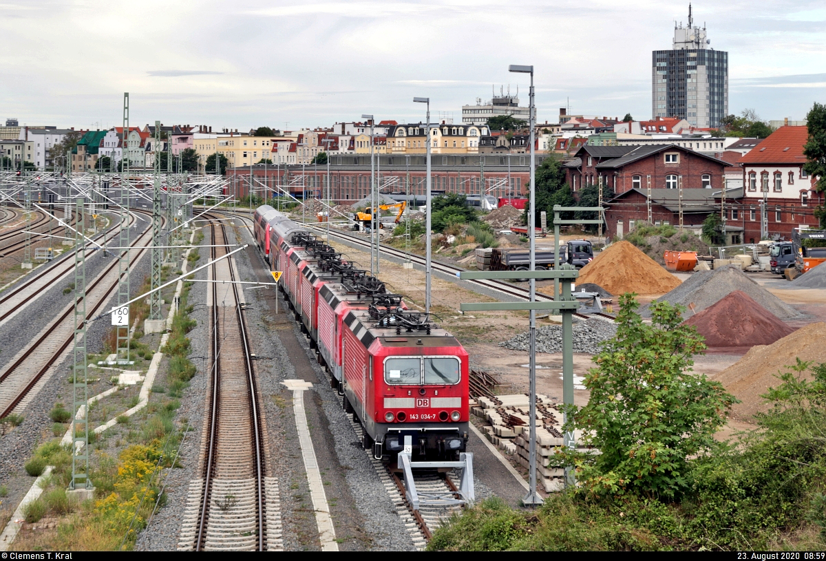 Fünf Loks der Baureihe 143, darunter die am gestrigen Tag zerlegte 143 034-7, und drei Doppelstockwagen sind in der Nähe des ehemaligen Lokschuppen 3 in Halle (Saale) abgestellt.
Aufgenommen von der Berliner Brücke.

🧰 DB Regio
🕓 23.8.2020 | 8:59 Uhr