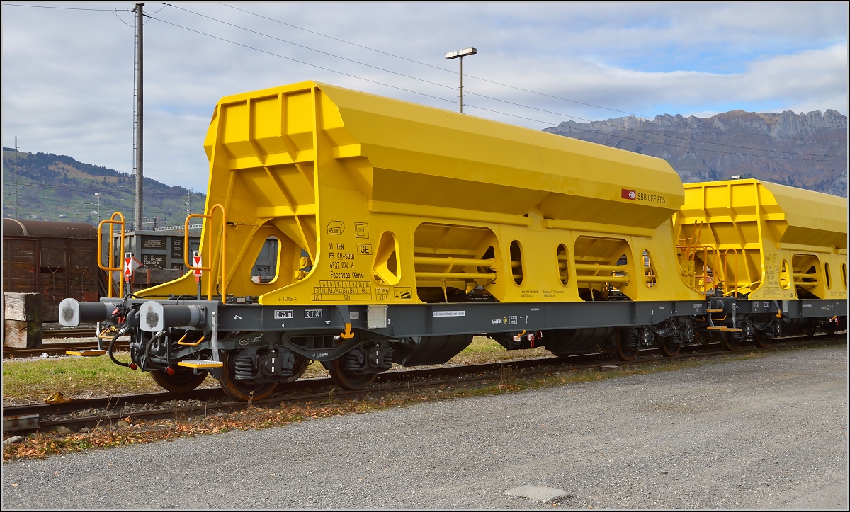 
Fünf Tage nach der Zulassung stehen die nigelnagelneuen Faccnpps der SBB Infrastruktur in Buchs. November 2015.